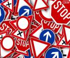 Несколько вертикальных дорожные знаки, знаки, используется для информирования водителей на дороге